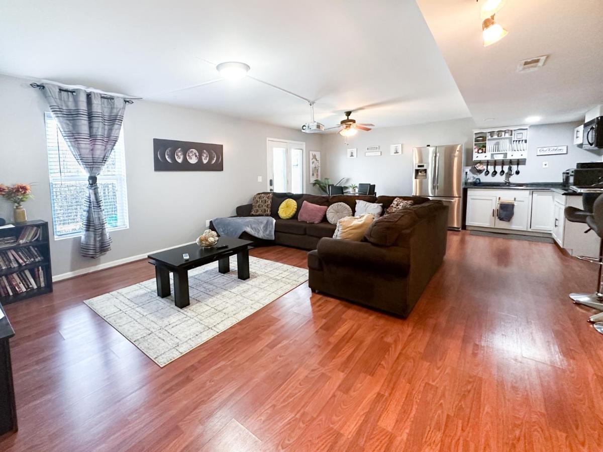 Cute 2-Brm Walkout Apt With Pool Table And Theater Apartment Lexington Exterior foto